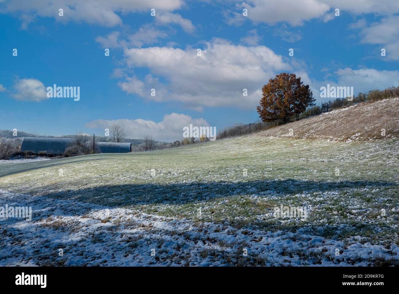 ç. 2020. Una scena autunnale come prima neve della stagione appare in una fattoria Walpole, New Hampshire, USA. Foto Stock