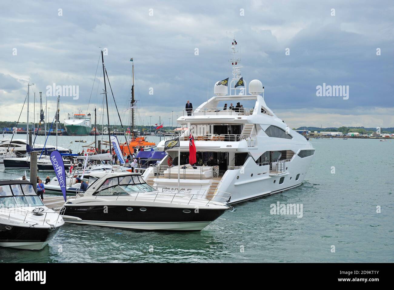 barche di lusso e yacht southampton marina Foto Stock