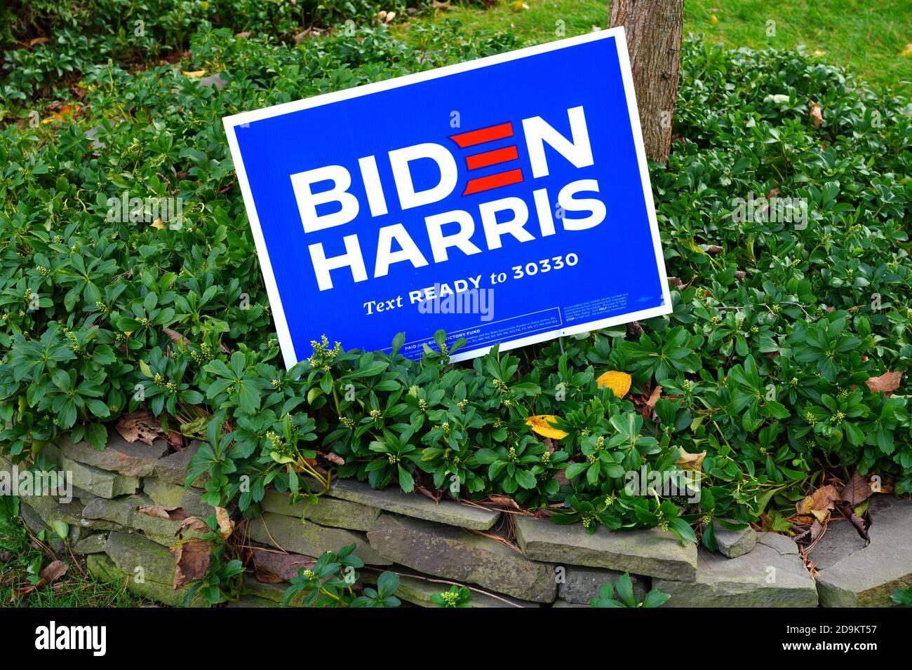 PRINCETON, NJ -15 OTT 2020- Vista di un cartello del prato di Biden Harris democratico durante la campagna elettorale presidenziale del 2020 negli Stati Uniti. Foto Stock
