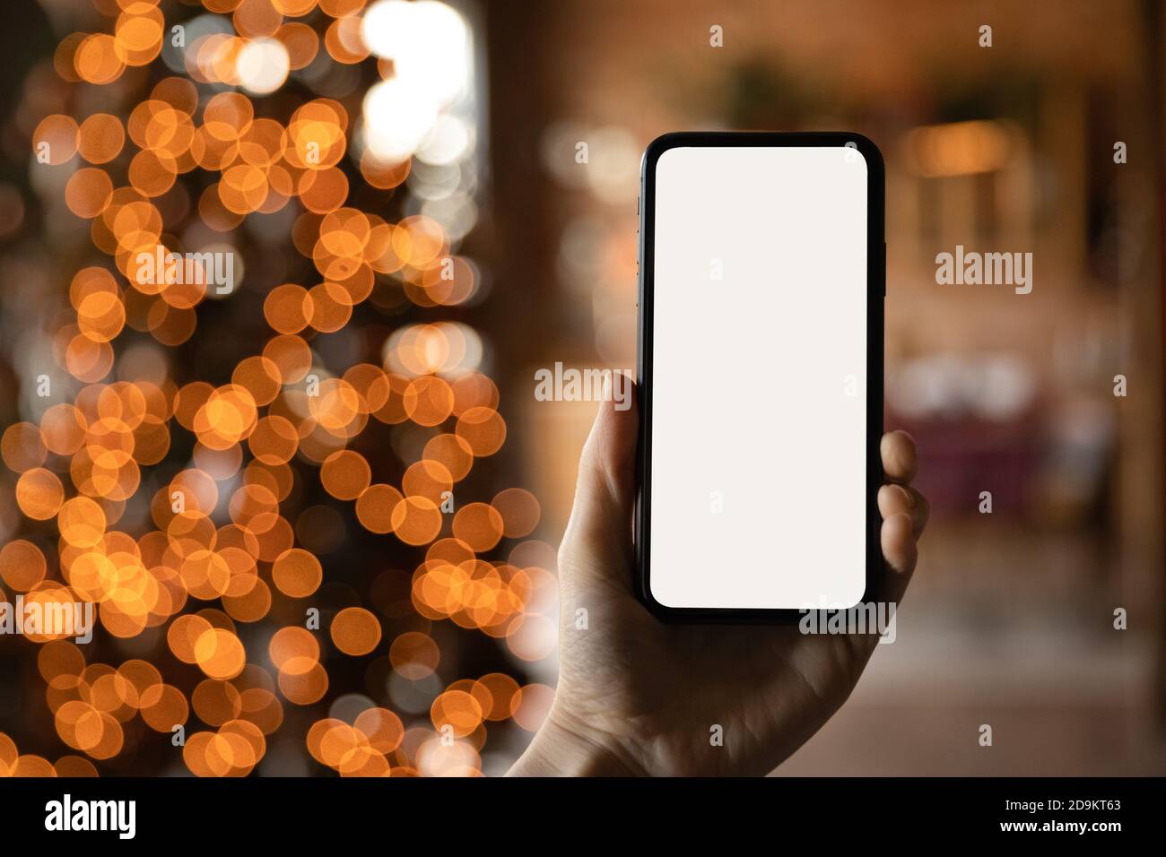 Primo piano smartphone con schermo vuoto mock-up sullo sfondo delle festività Foto Stock