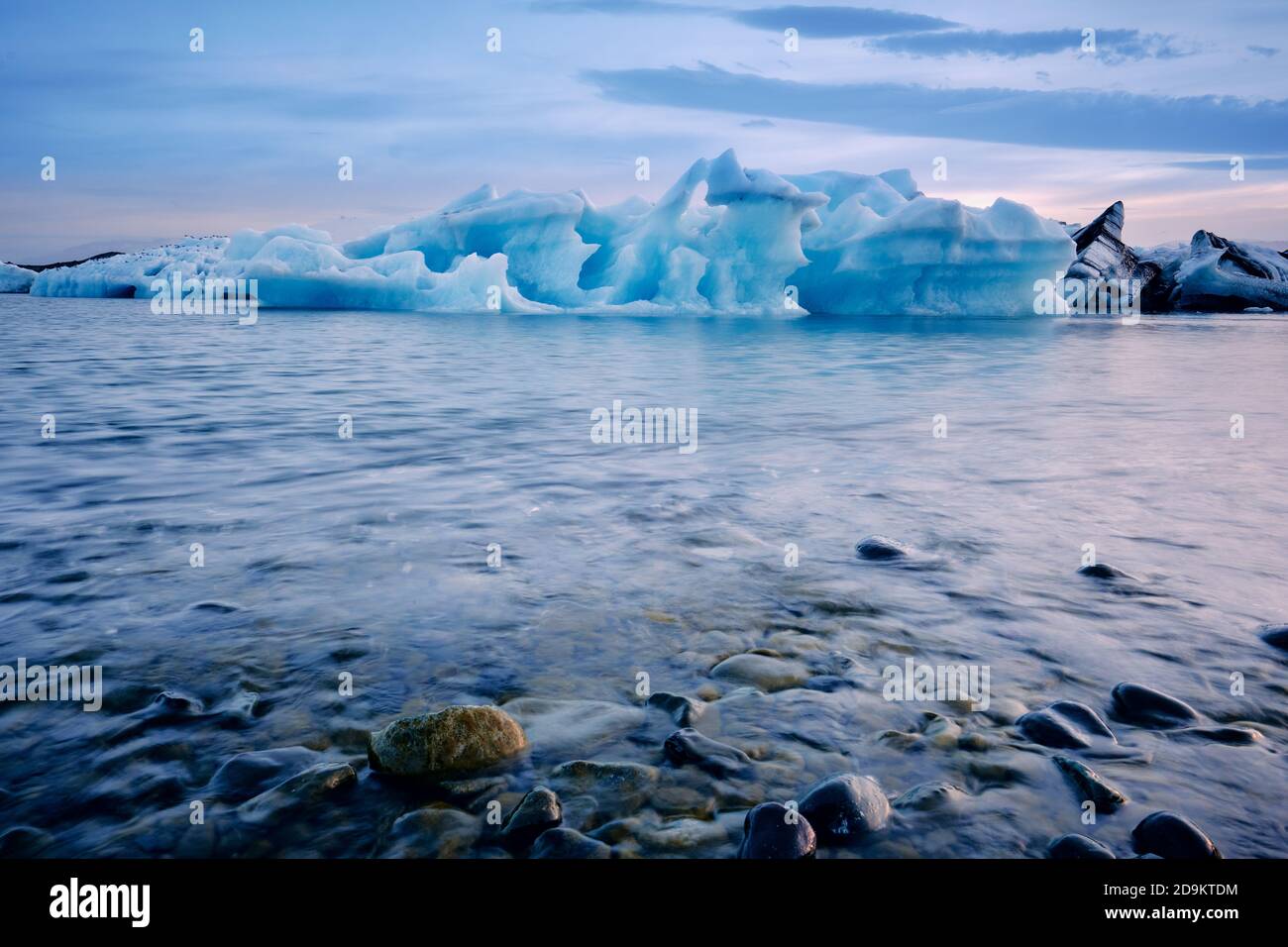 Sciogliendo gli iceberg che galleggiano nella laguna glaciale di Jokulsarlon a sud Islanda orientale - ambiente freddo paesaggio - ghiaccio paesaggio - iceberg fusione Foto Stock