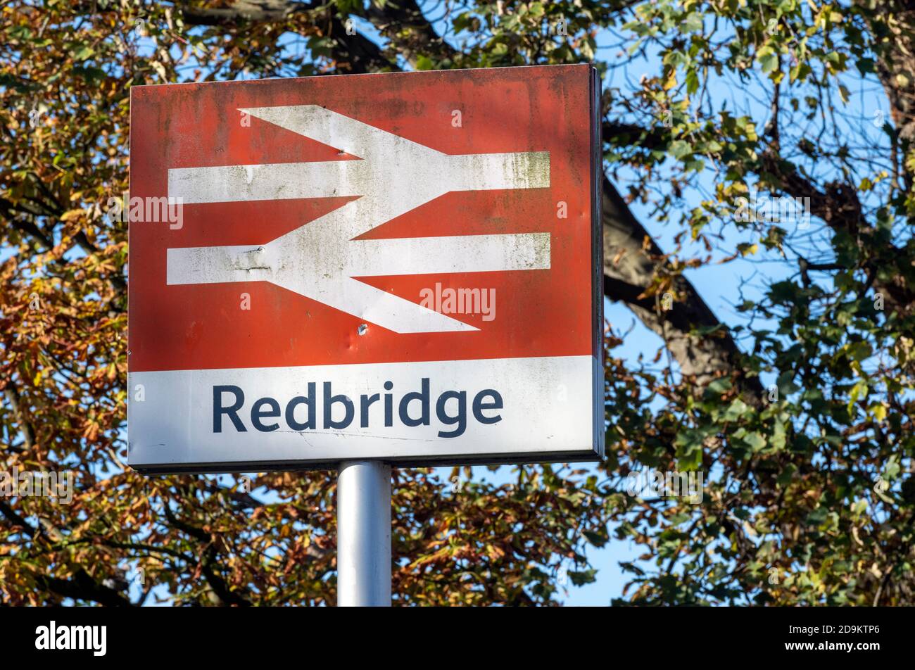 Stazione ferroviaria britannica segno a Redbridge Railway Station, Redbridge, Southampton, Hampshire, Inghilterra, Regno Unito. Foto Stock