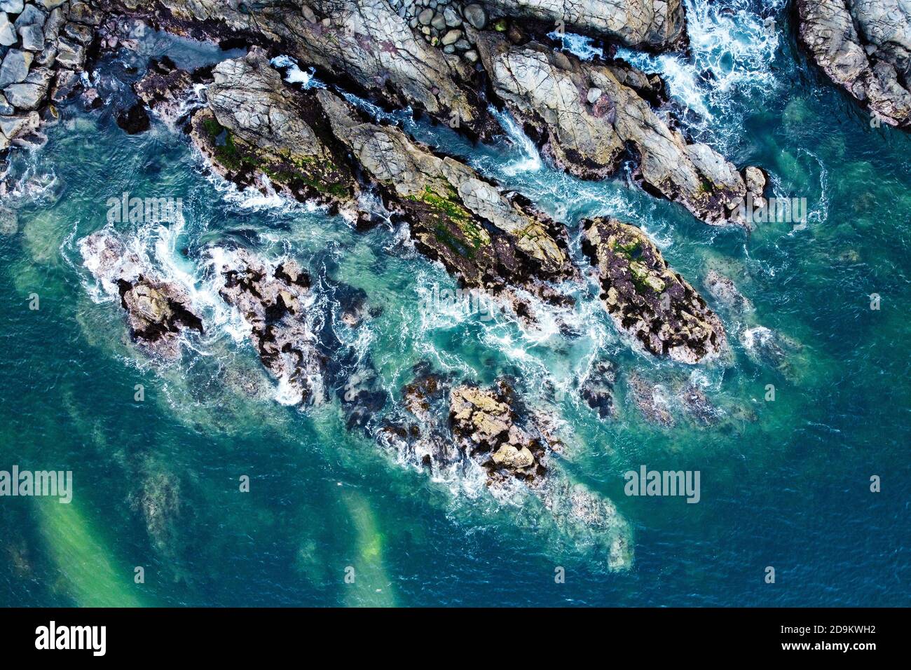 Vista aerea delle onde dell'oceano e della costa rocciosa. Pericolo onde di mare schiacciamento di enormi rocce con spray e schiuma. Valparaiso, Cile. Foto Stock