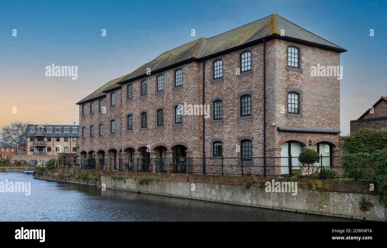 Magazzino convertito in appartamenti lungo Chichester Ship Canal, Chichester, West Sussex, Inghilterra, Regno Unito. Foto Stock