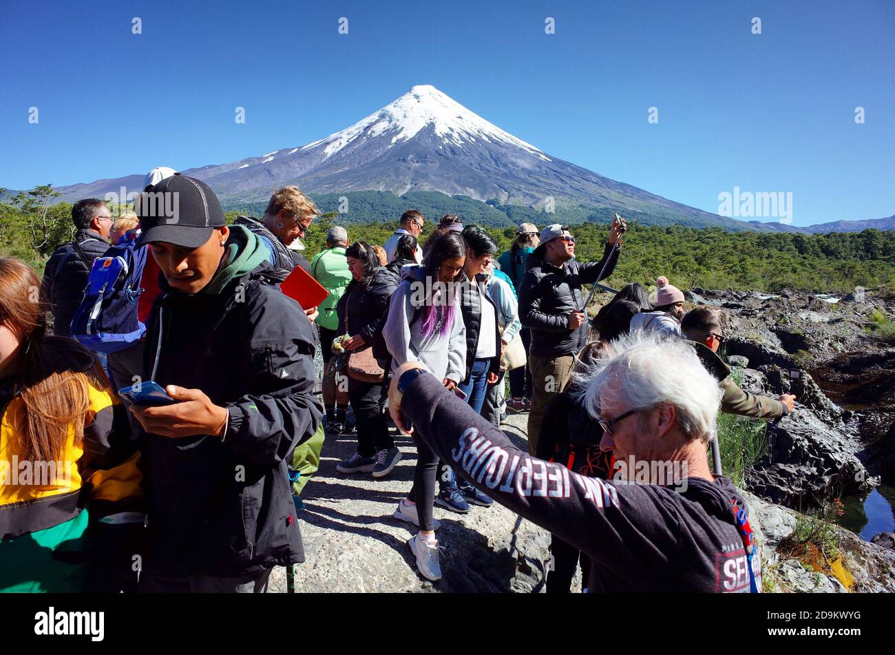 Cascate di Petrohue, Osorno, Cile - Febbraio, 2020: Folla di turisti riuniti sul punto di vista del vulcano Osorno vicino alle cascate di Petrohue Foto Stock