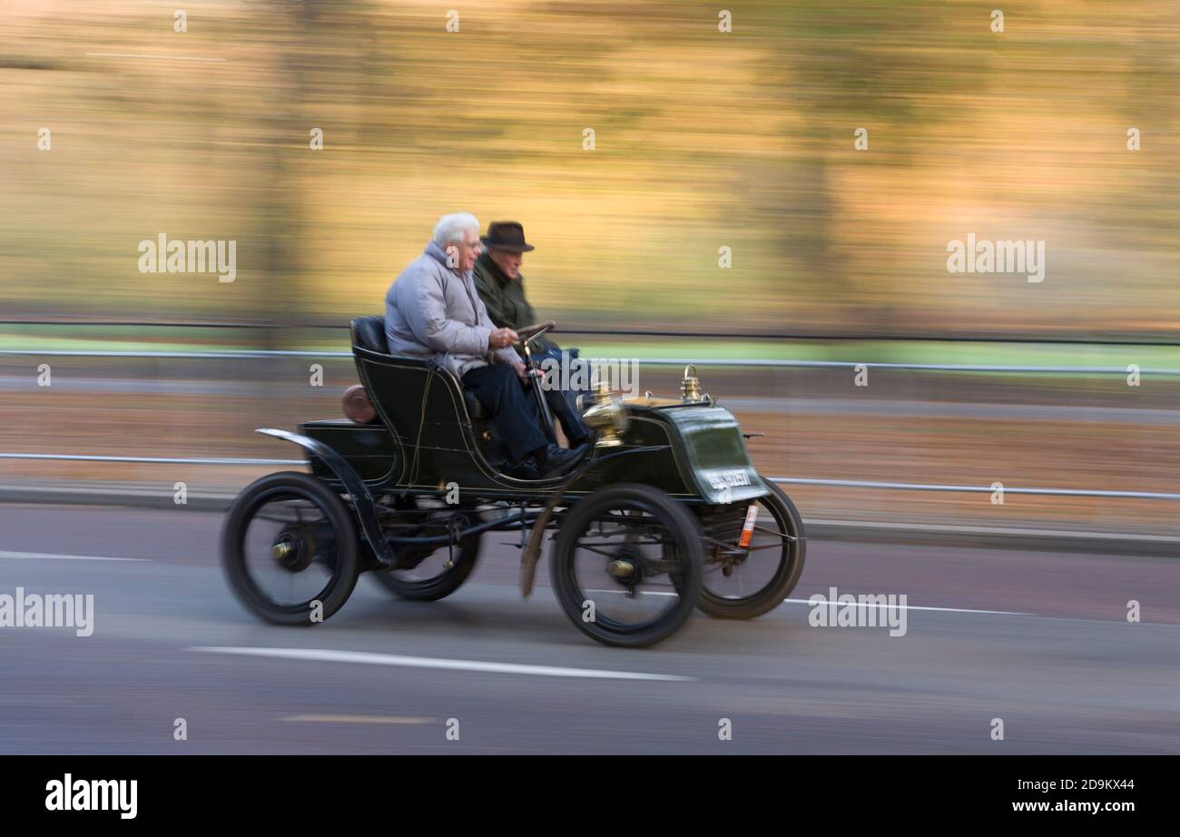 I concorrenti iniziano la loro corsa a Brighton mentre si dirigono verso Constitution Hill nell'annuale Londra 2007 a Brighton Veteran Car Run. Il Veteran Car Run da Londra a Brighton è l'evento automobilistico più longevo del mondo. La prima corsa nel 1896 è stata chiamata 'la corsa di emancipazione' ed è stata celebrata le locomotive recentemente approvate su Highways Act 1896 che ha liberalizzato le leggi sui veicoli a motore. La corsa si è svolta la maggior parte degli anni dalla sua ripresa iniziale nel 1927. Le automobili che partecipano devono essere state costruite prima del 1905. È anche il più grande raduno mondiale di auto veterane. Si svolge, il primo Sund Foto Stock