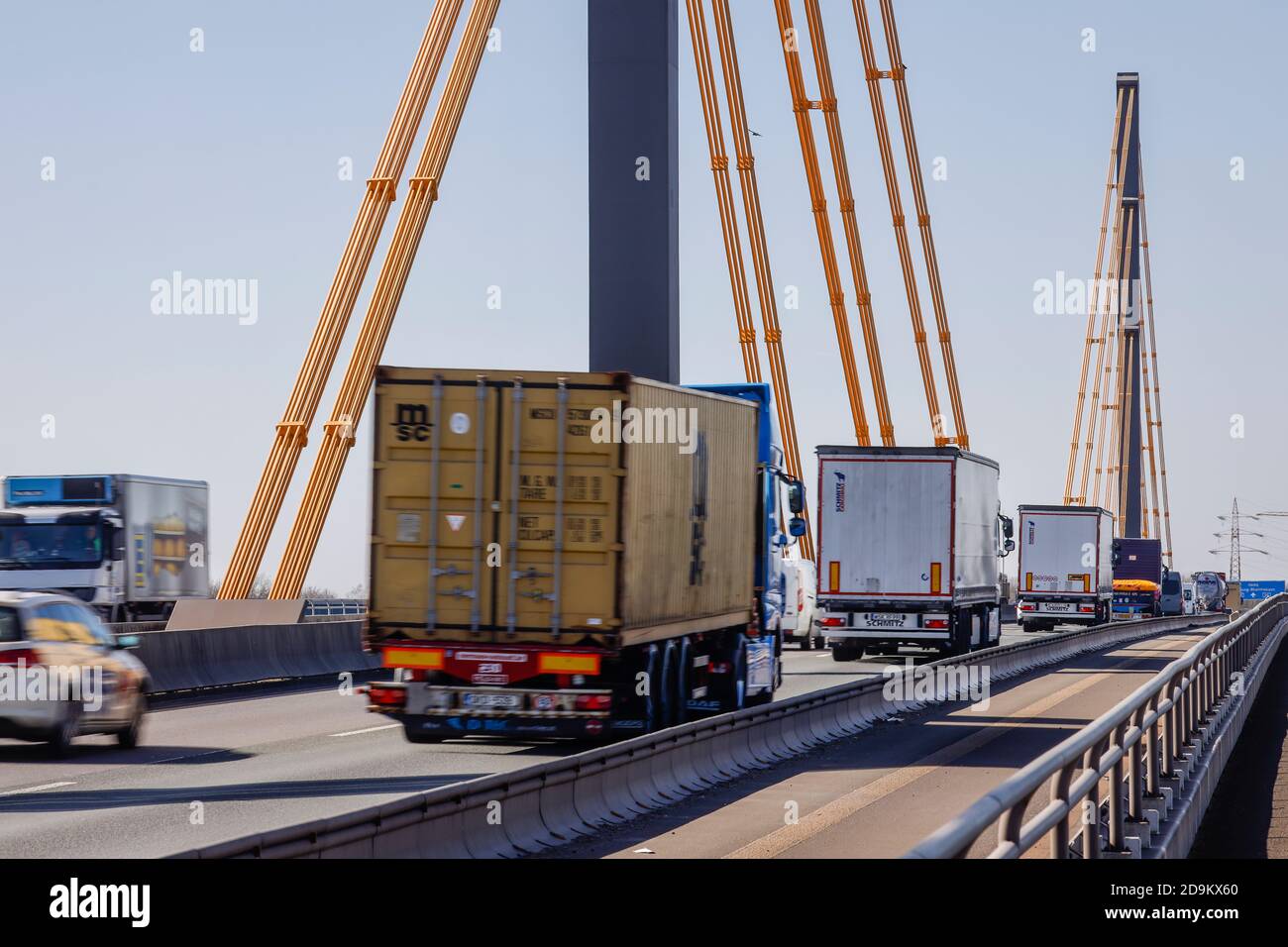 Camion che guidano sull'Autobahn A40 Rheinbrücke Neuenkamp, Duisburg, Ruhr zona, Nord Reno-Westfalia, Germania Foto Stock