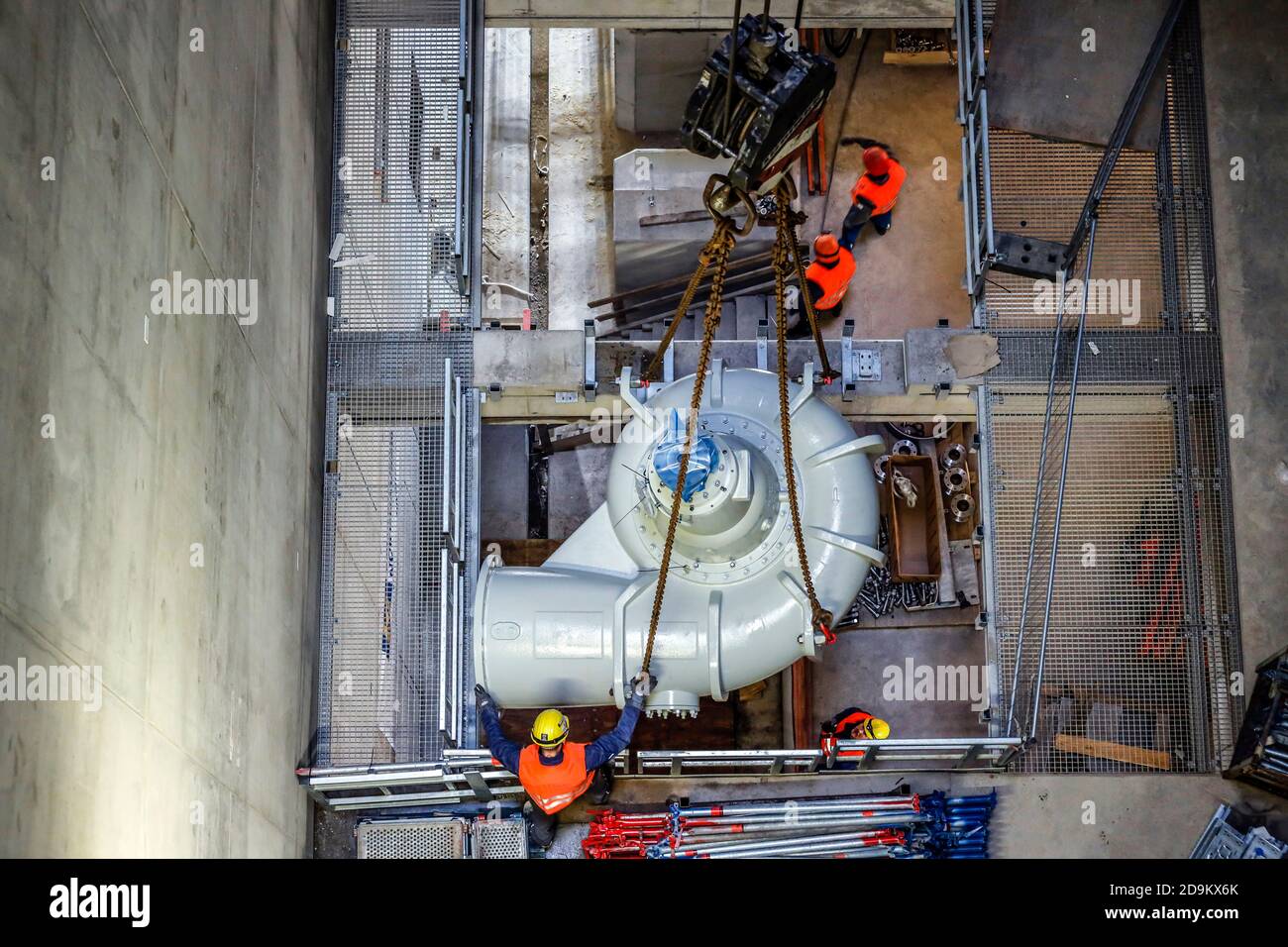 Montaggio delle pompe di depurazione nella nuova stazione di pompaggio di Oberhausen, nuova costruzione della rete fognaria di Emscher, conversione di Emscher, Oberhausen, area della Ruhr, Renania settentrionale-Vestfalia, Germania Foto Stock
