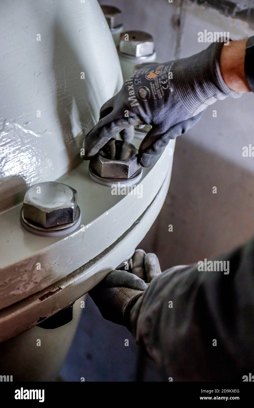 Montaggio delle pompe di depurazione nella nuova stazione di pompaggio di Oberhausen, nuova costruzione della rete fognaria di Emscher, conversione di Emscher, Oberhausen, area della Ruhr, Renania settentrionale-Vestfalia, Germania Foto Stock