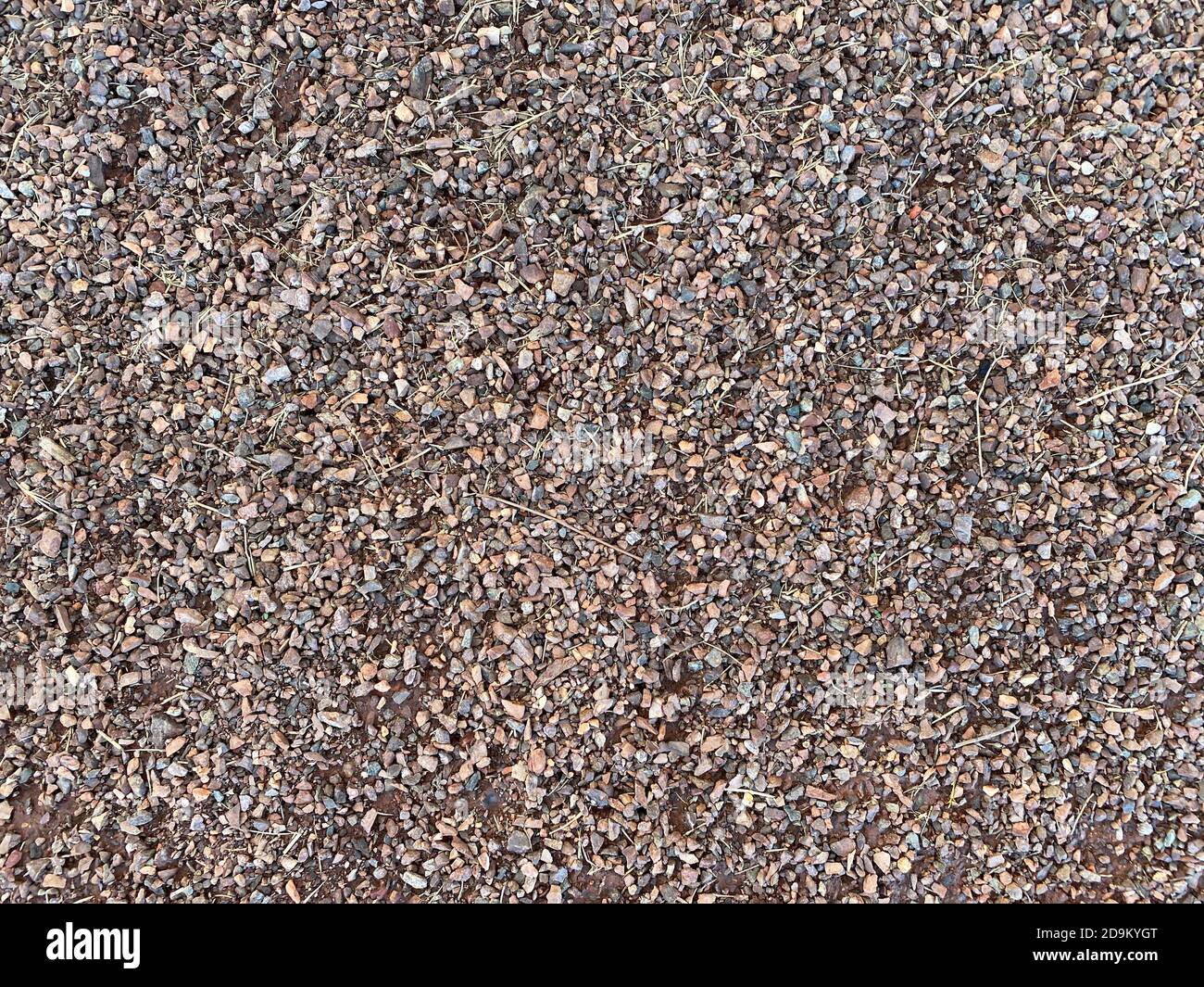 vista dall'alto di un piccolo percorso di ciottoli di sabbia marrone adatto per sito web marketing sfondo impostazione scenario layout pattern decorazione saluto circa Foto Stock