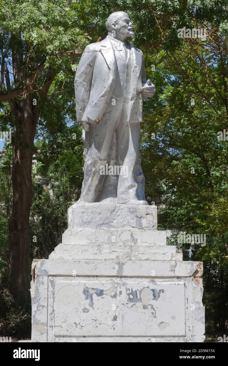 Saki, Crimea, Russia - 23 luglio 2020: Monumento decadente a Vladimir Ilyich Lenin nel parco resort della città di Saki, Crimea Foto Stock