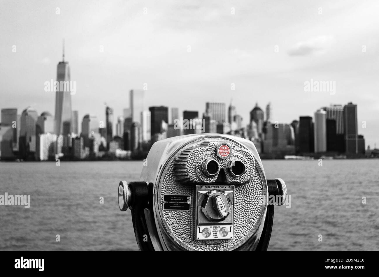 Binocolo a gettoni con vista negli edifici di Lower Manhattan, fotografia in bianco e nero a New York City, USA Foto Stock