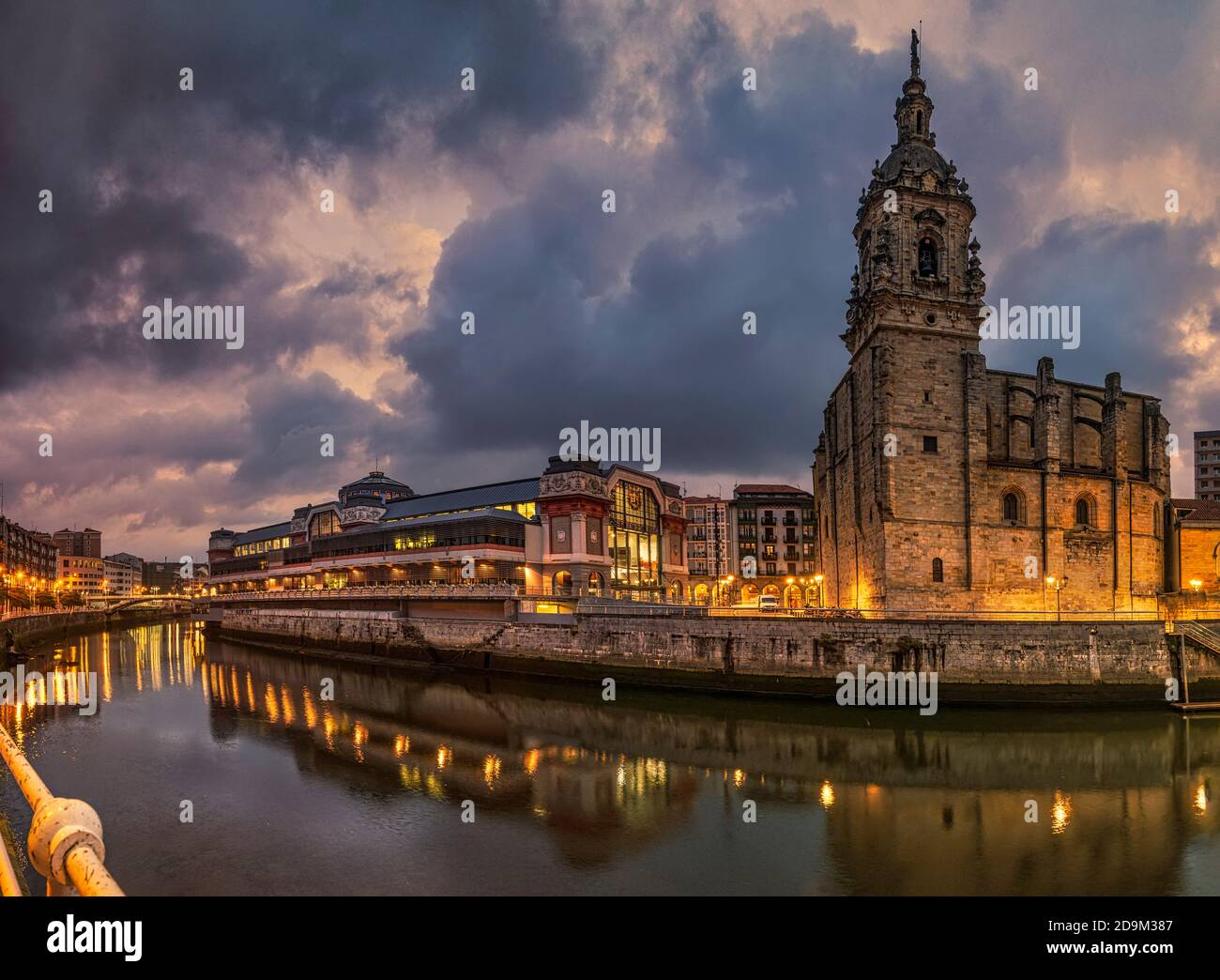 Il ponte e la chiesa di San Anton sul fiume di Bilbao, la storica Città Vecchia (Casco Viejo), Bilbao, Bizkaia, Paesi Baschi Foto Stock