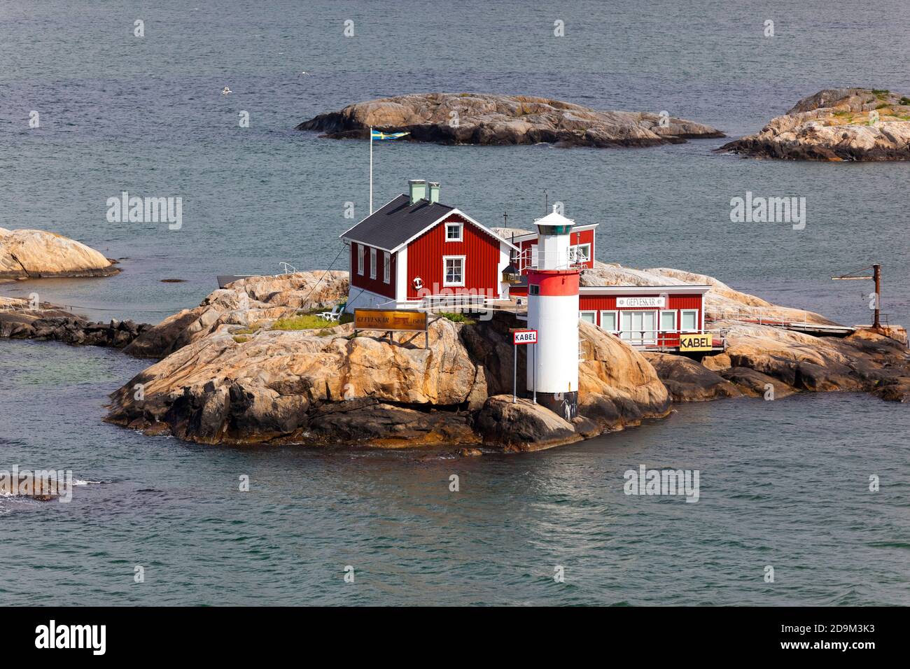 Svezia, piccola isola dell'arcipelago con casa e faro tra Fedjefjord e Fensfjord Foto Stock