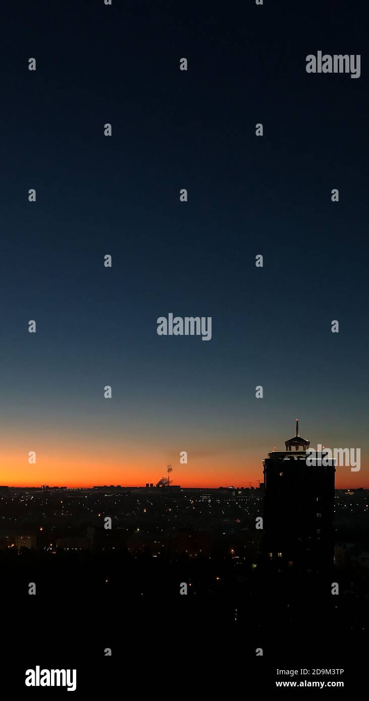 Notte vista panoramica della città e la torre in la metropoli all'alba Foto Stock