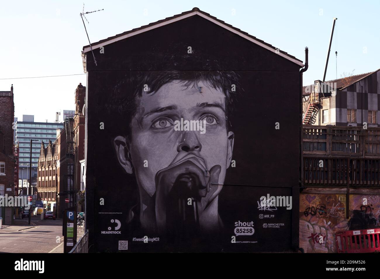 Ian Curtis of Joy Division murale nel quartiere Nord di Manchester dall'artista Akse p19. Foto Stock