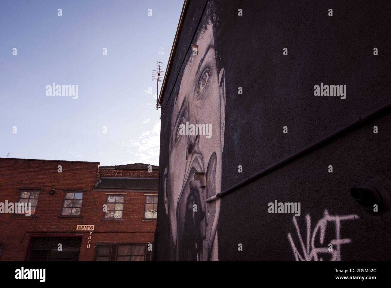 Ian Curtis of Joy Division murale nel quartiere Nord di Manchester dall'artista Akse p19. Foto Stock