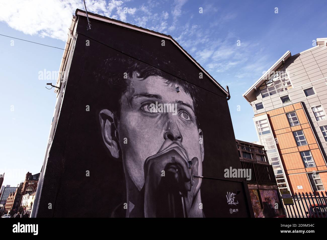 Ian Curtis of Joy Division murale nel quartiere Nord di Manchester dall'artista Akse p19. Foto Stock