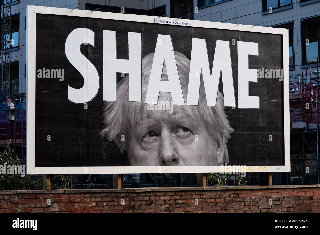 Un cartellone con il primo ministro britannico Boris Johnson e la parola VERGOGNA. Dale Street, Manchester. Regno Unito. Foto Stock