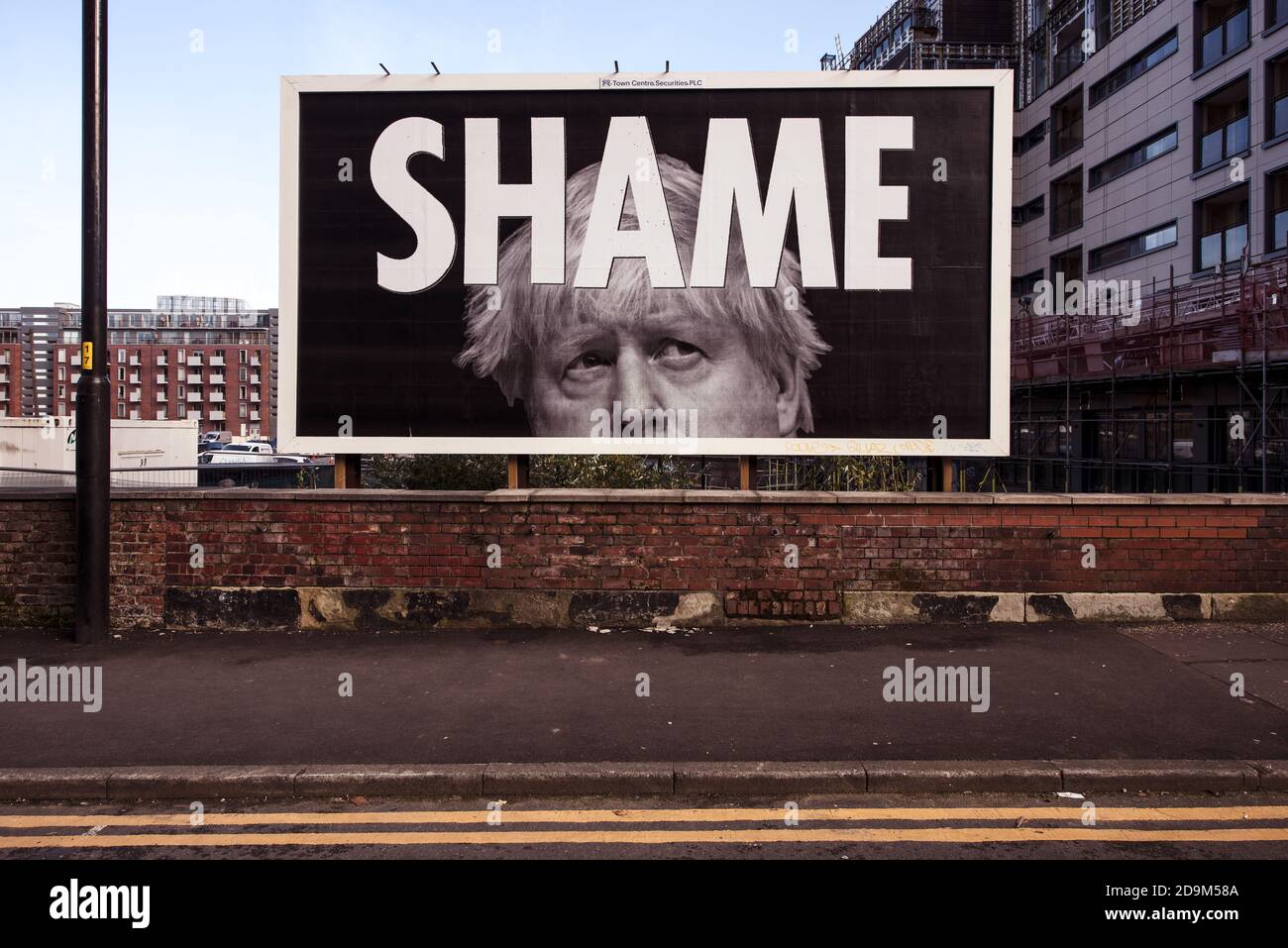 Un cartellone con il primo ministro britannico Boris Johnson e la parola VERGOGNA. Dale Street, Manchester. Regno Unito. Foto Stock