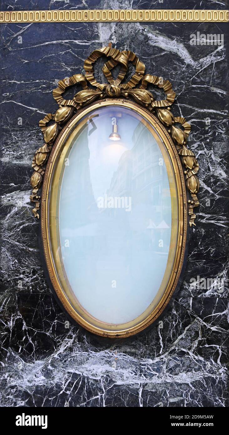 Struttura ovale in ottone con pietra in marmo nero Foto Stock