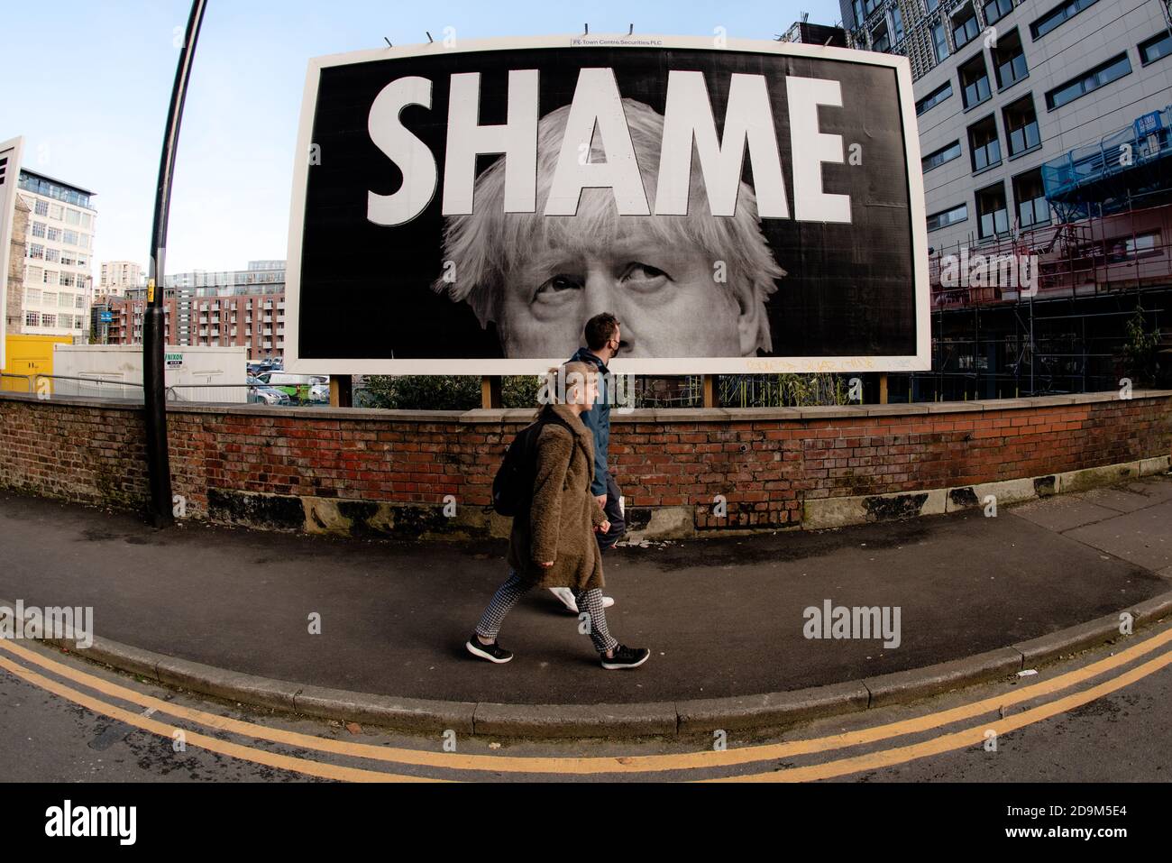 Un cartellone con il primo ministro britannico Boris Johnson e la parola VERGOGNA. Dale Street, Manchester. Regno Unito. Foto Stock