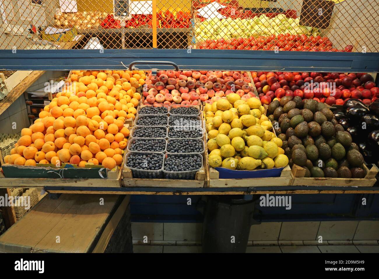 Grande mazzo di frutta in Crates al mercato agricolo Foto Stock