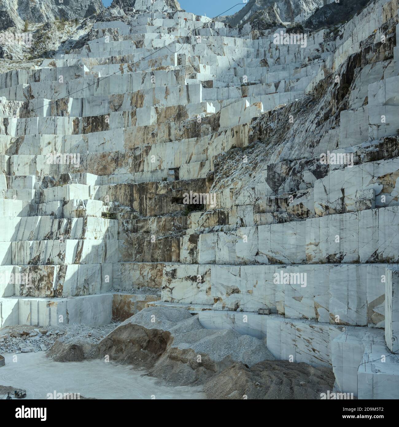 Paesaggio con i pendii squadrati venati della cava di marmo bianco di Carrara , sparato vicino a Carrara, Apuane, Toscana, Italia Foto Stock