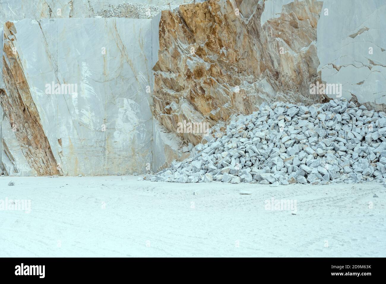 Superficie venata e detriti di pietra nella cava di marmo , sparati vicino a Carrara, Apuane, Toscana, Italia Foto Stock