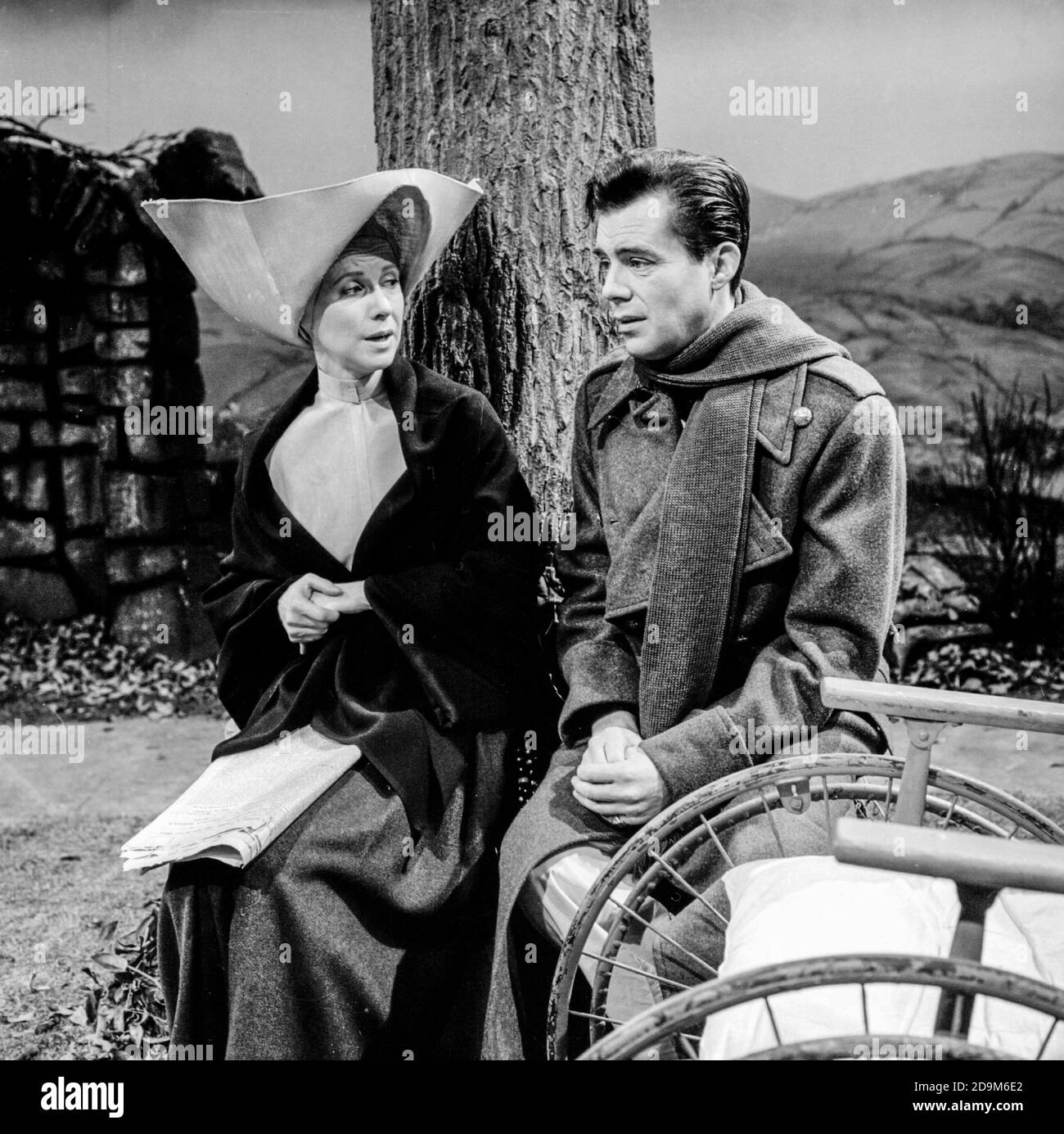 Matinee idol Dirk Bogarde suona il pistolero irlandese Kenneth Boyd in Little Moon of Alban come parte della serie televisiva Hallmark Hall of Fame American nel 1964. Visto qui con l'attrice Rae Allen. Foto Stock
