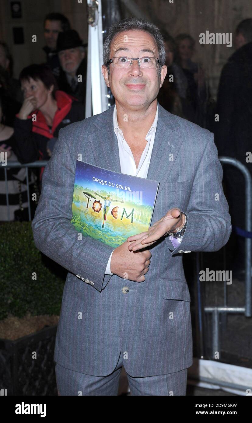 Ben Elton partecipa al Cirque Du Soleil UK Premiere di Totem, Royal Albert Hall, Londra. 5 gennaio 2012 © Paul Treadway Foto Stock