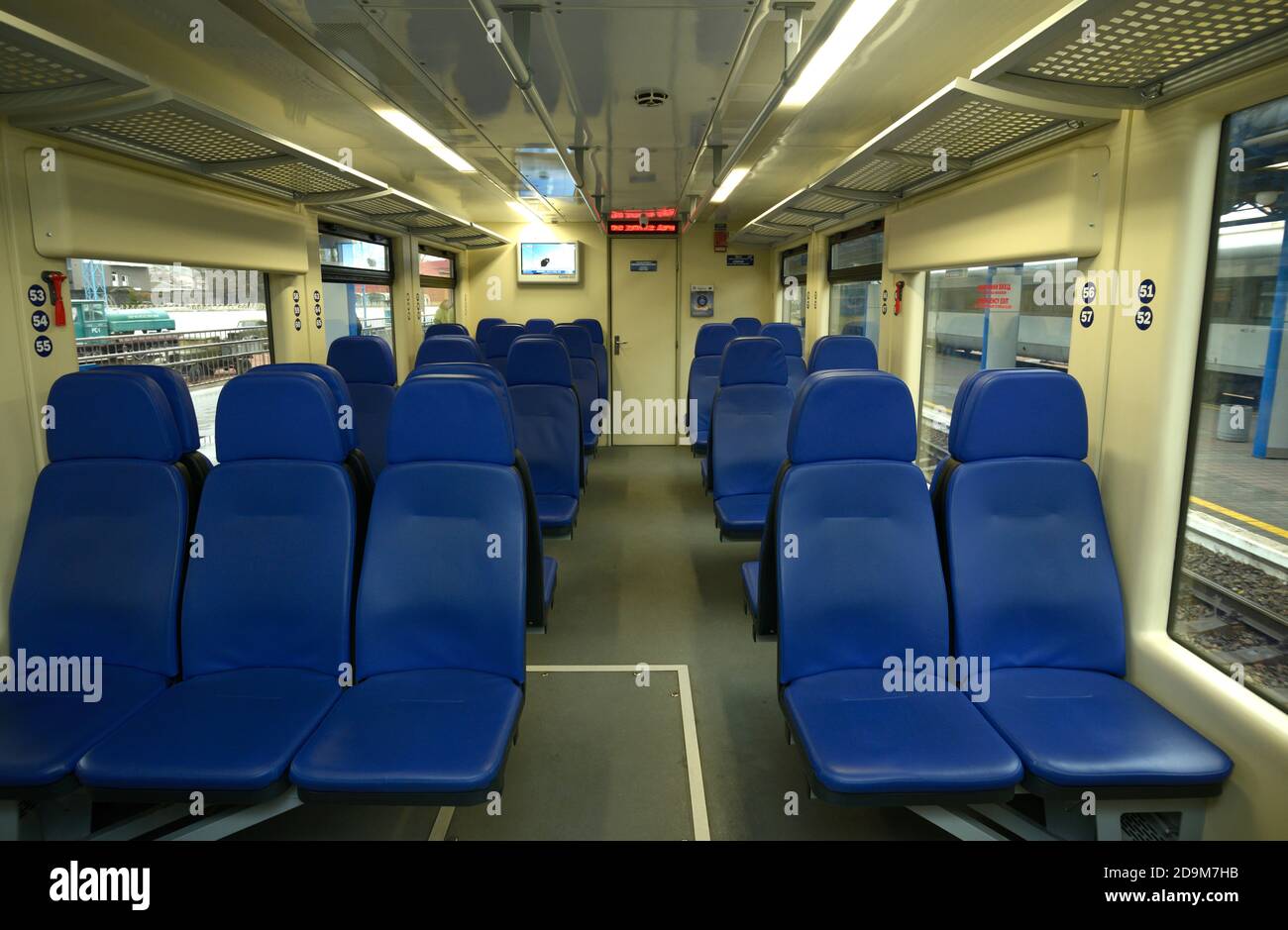 Vano vuoto di 2 classi del carro del treno pendolari, dei sedili e delle porte Foto Stock