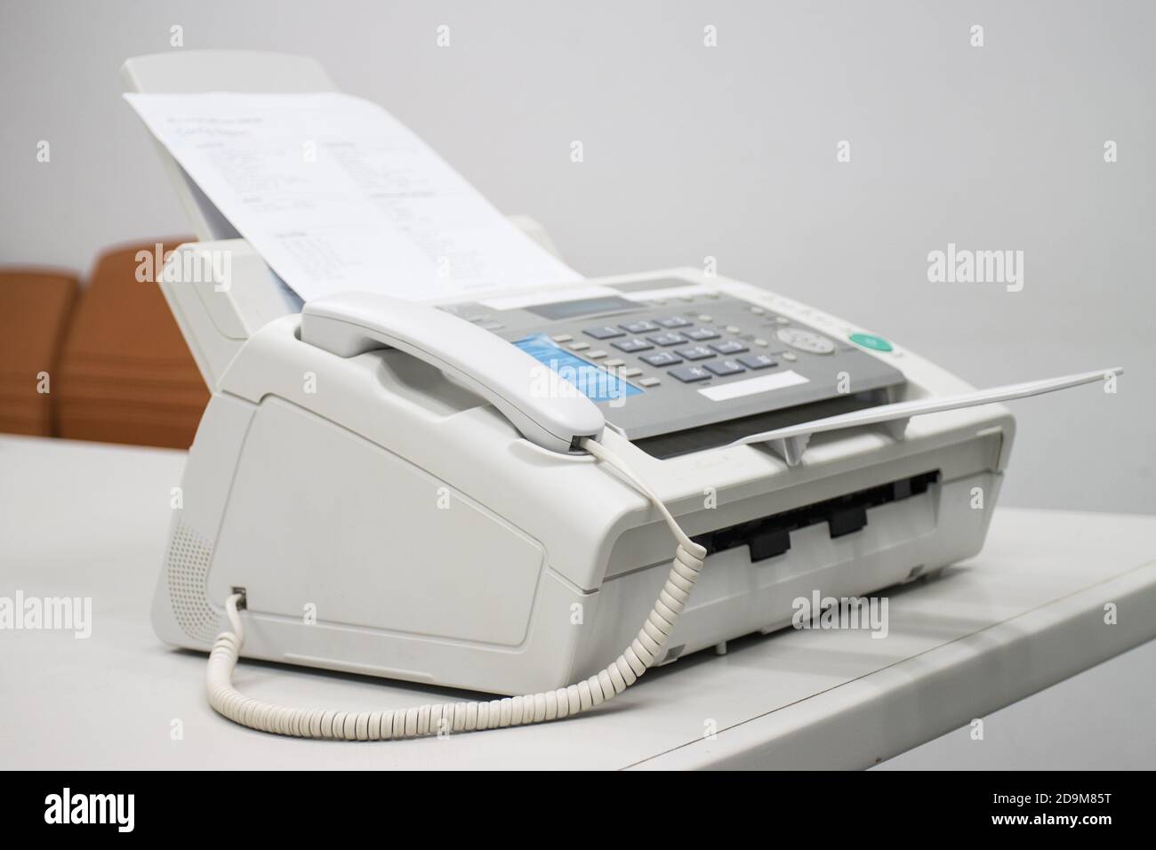 La macchina del fax per l'invio di documenti nel concetto di ufficio  attrezzature necessarie in ufficio Foto stock - Alamy