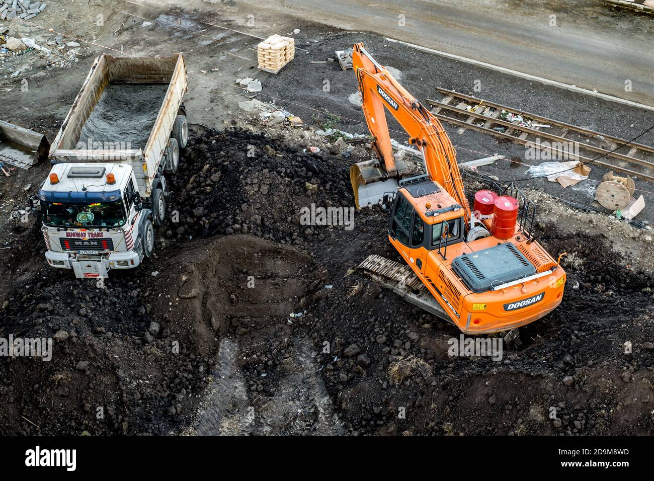 Sibiu, Romania - 16 novembre 2019. L'escavatore carica la terra nel dumper Foto Stock