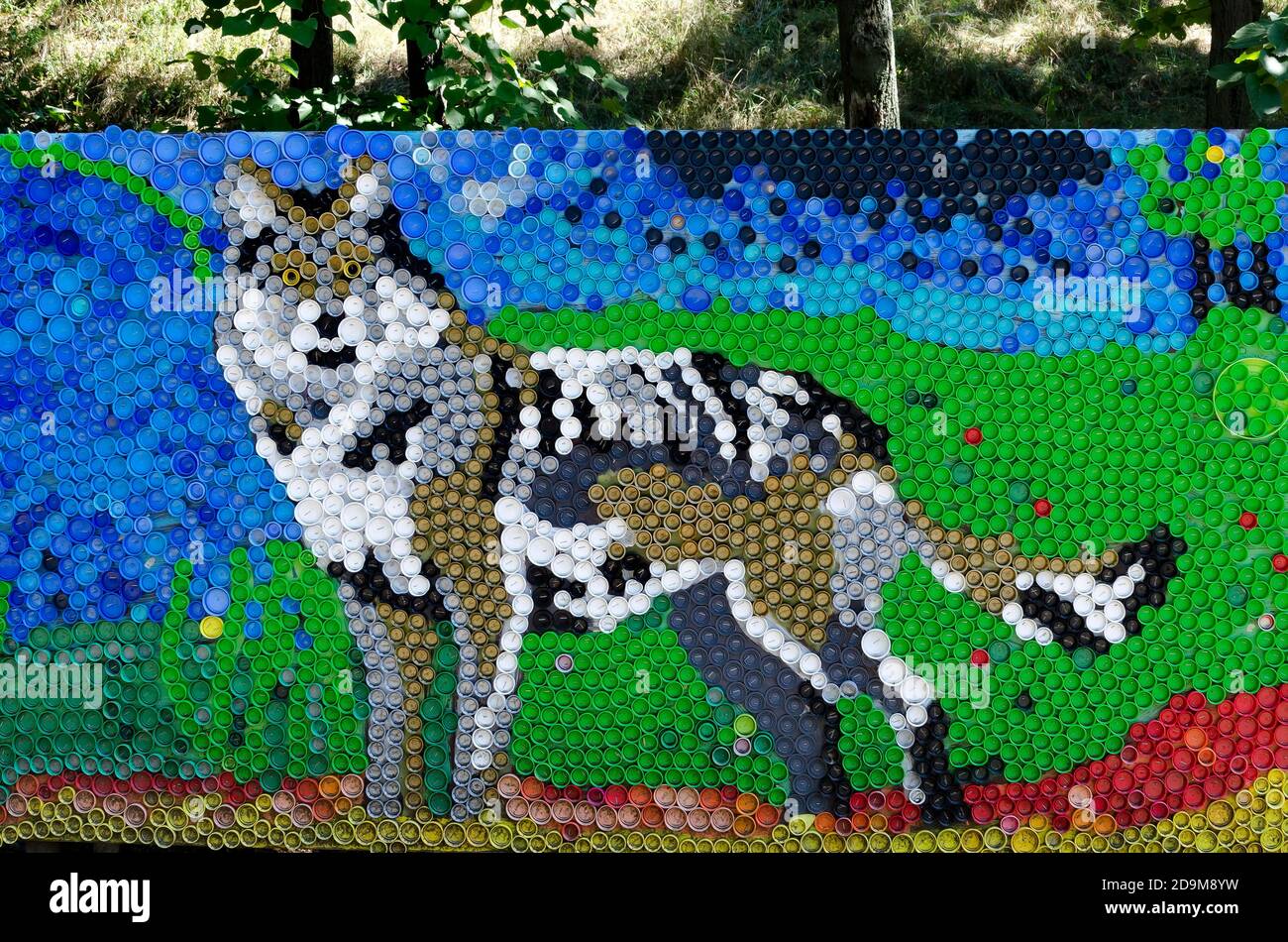 Mosaico con lupo o lupo canis in tacchetti di plastica di scarto, Sofia, Bulgaria Foto Stock