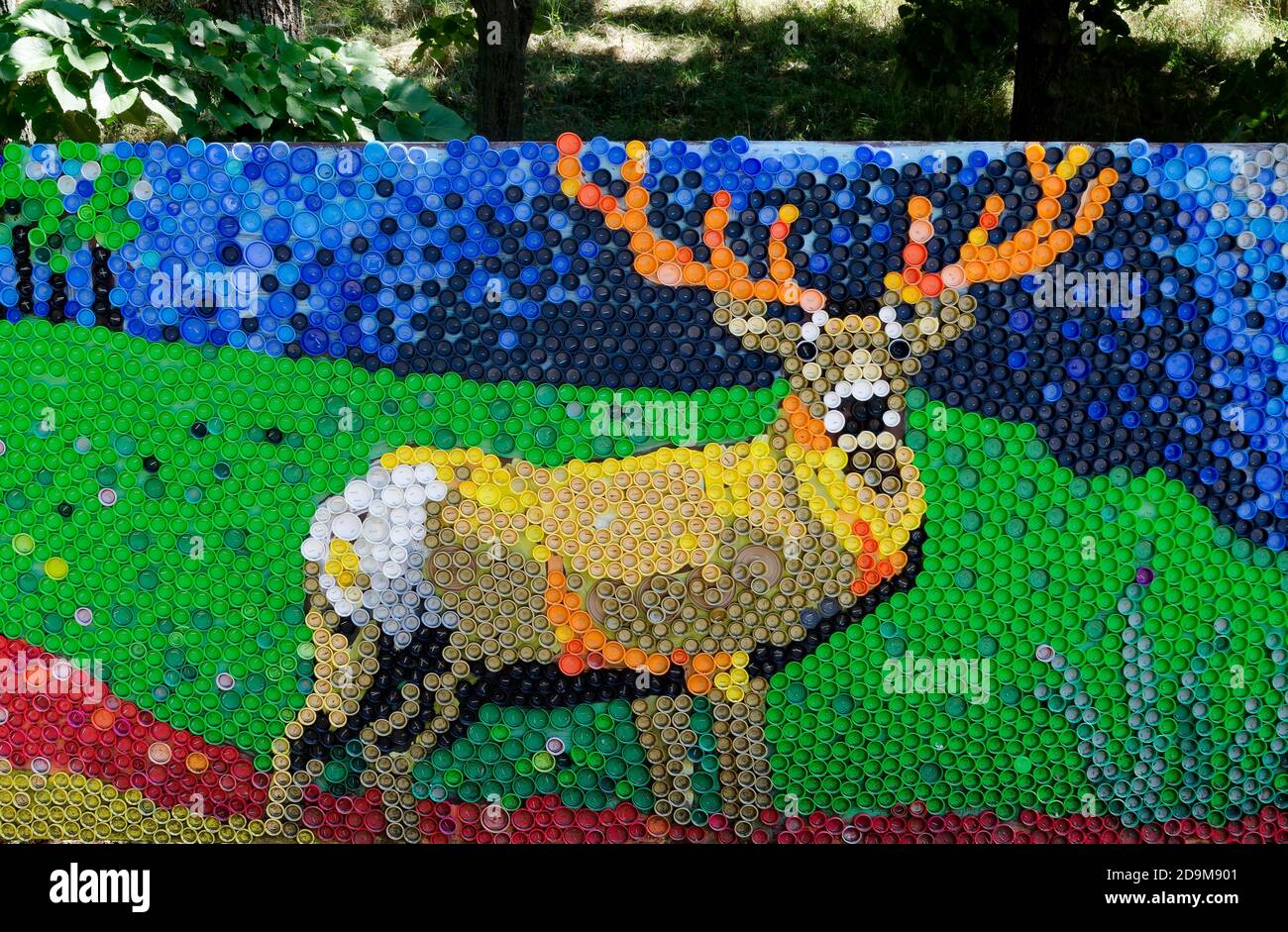 Mosaico con un cervo rosso o cervi elafus figura fatta di cascami di plastica caps, Sofia, Bulgaria Foto Stock