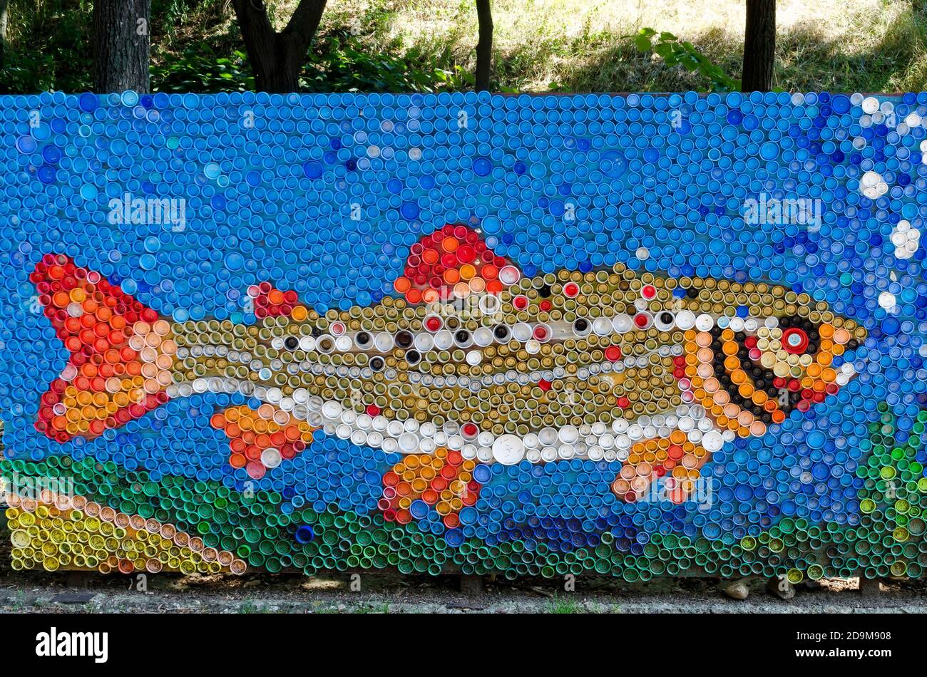 Mosaico con una trota di fiume o una figura di salmo trutta fario fatta di tappi di plastica di scarto, Sofia, Bulgaria Foto Stock