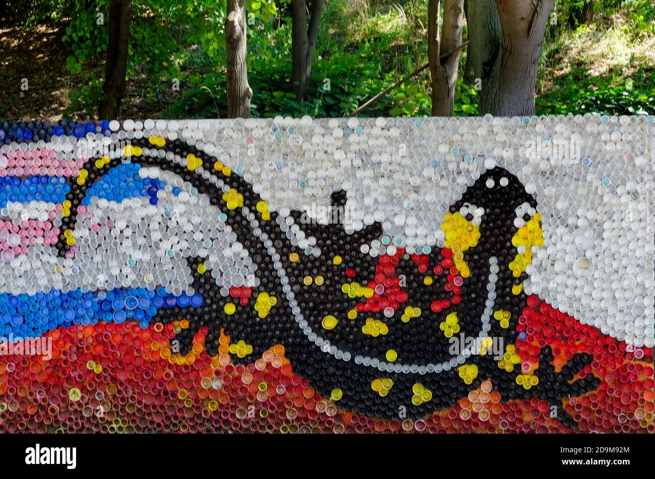 Mosaico con una salamandra o una figura di salamandra fatta di tappi di plastica di scarto, Sofia, Bulgaria Foto Stock