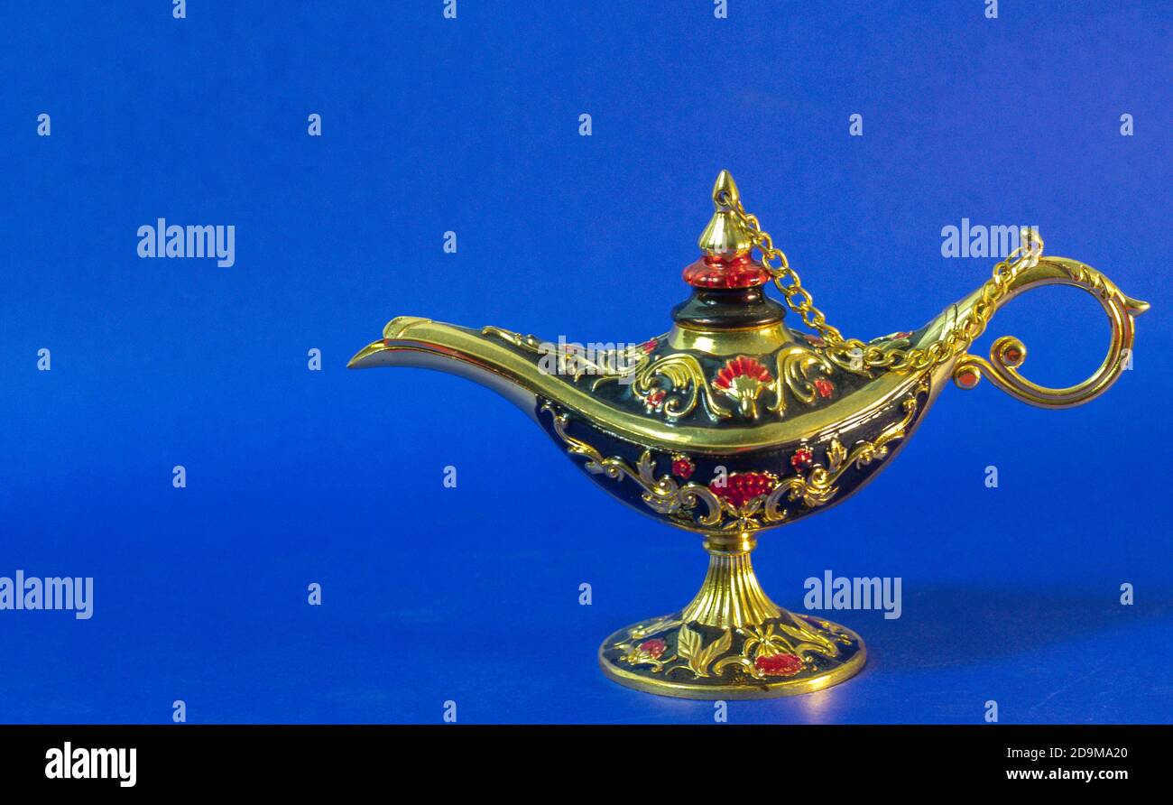 Colorata lanterna orientale, lampada magica Aladdin isolata su sfondo  colorato Foto stock - Alamy