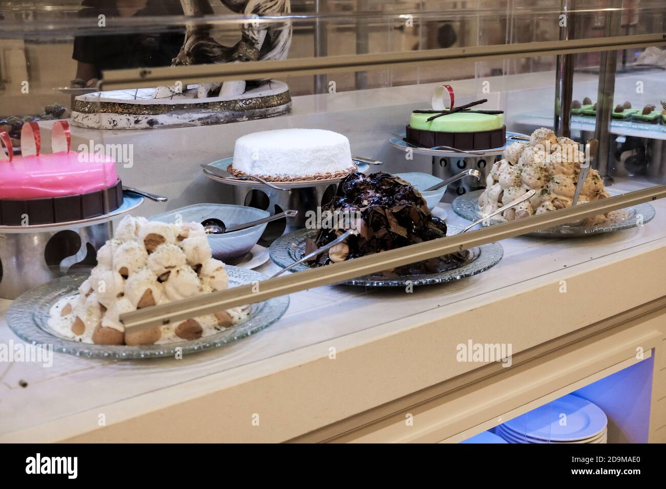 Belek, Turchia - Ottobre 2020: Selezione di torte in un hotel all-inclusive ad Antalya. Dolci gratuiti inclusi nel prezzo del tour. Assortimento di torte e torte Foto Stock