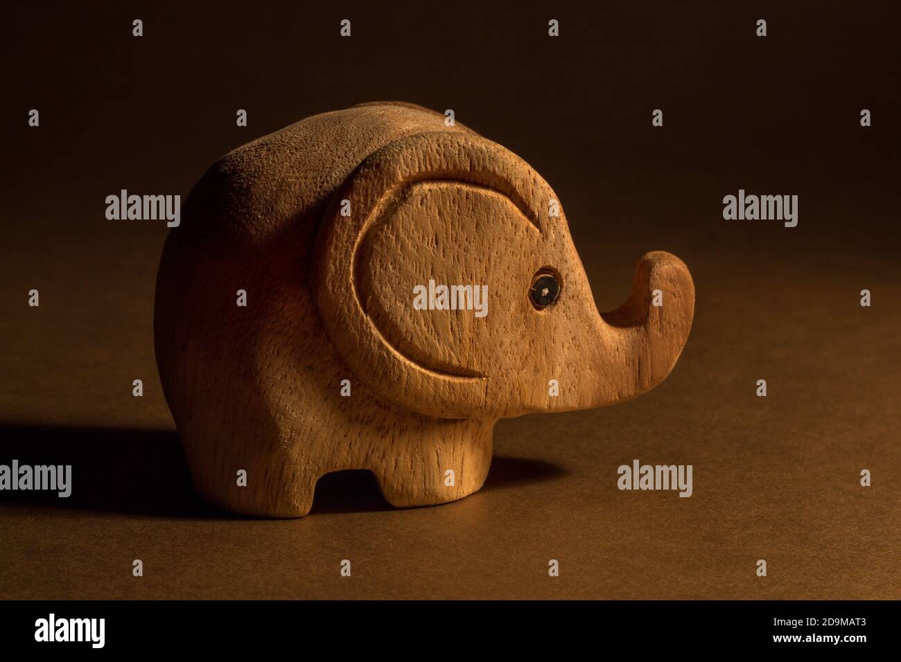Ritratto di legno fatto un simpatico elefante. Prodotto in Thailandia Foto Stock