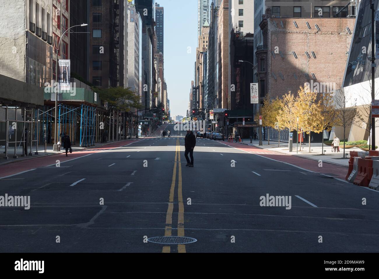 Un uomo attraversa una 57a strada vuota a Manhattan, New York Foto Stock