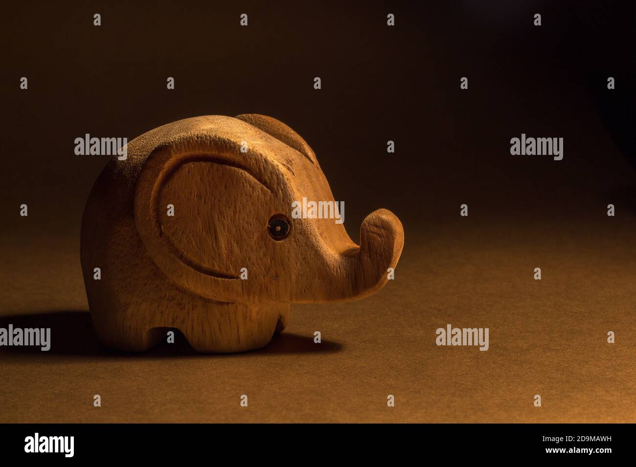 Ritratto di legno fatto un simpatico elefante. Prodotto in Thailandia Foto Stock