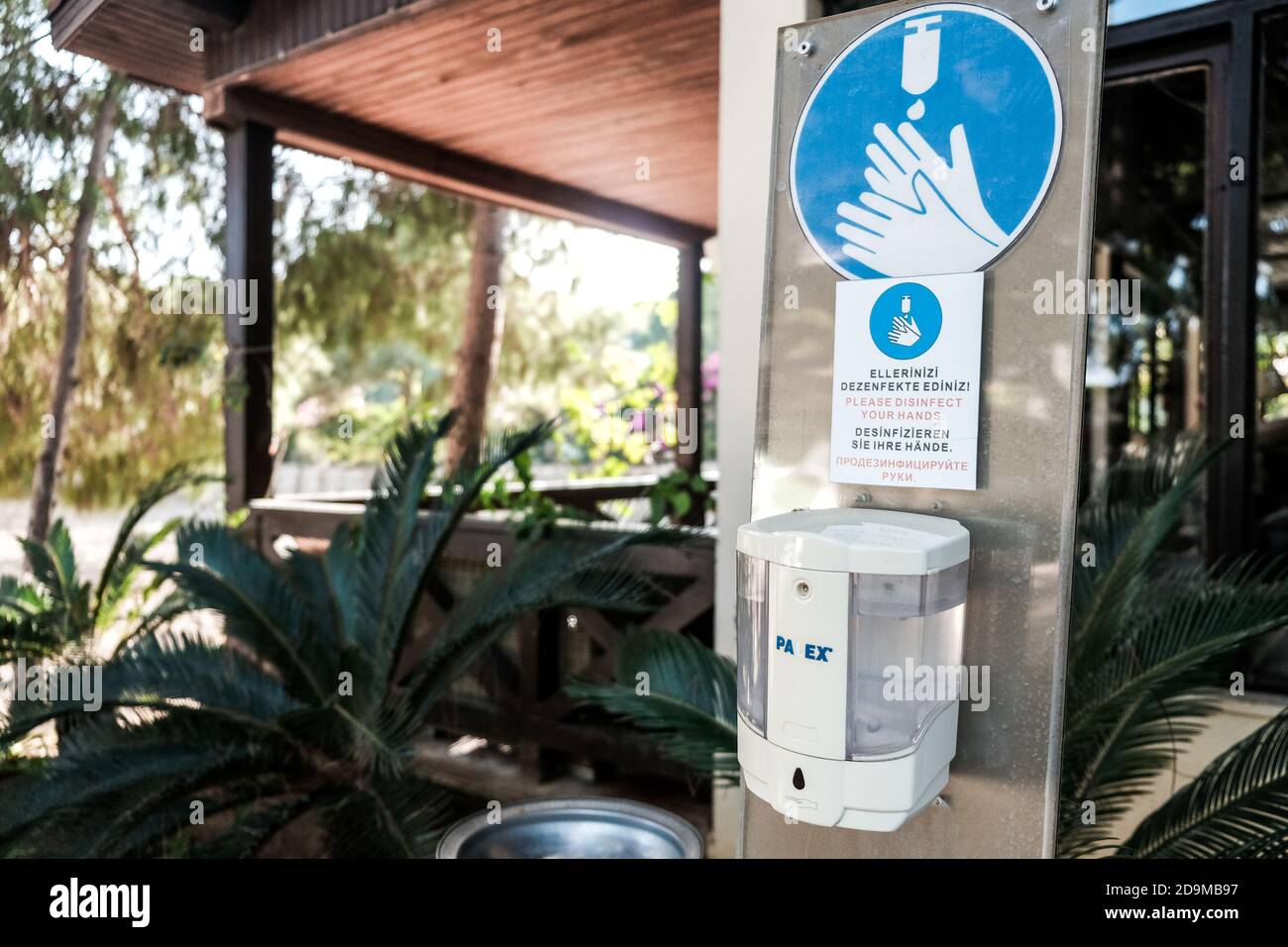 Belek, Turchia - Ottobre 2020: Dispositivo igienizzante in hotel. Misure di sicurezza e avvertenze in hotel all-inclusive per prevenire la diffusione del coronavirus. Pulizia. Foto Stock