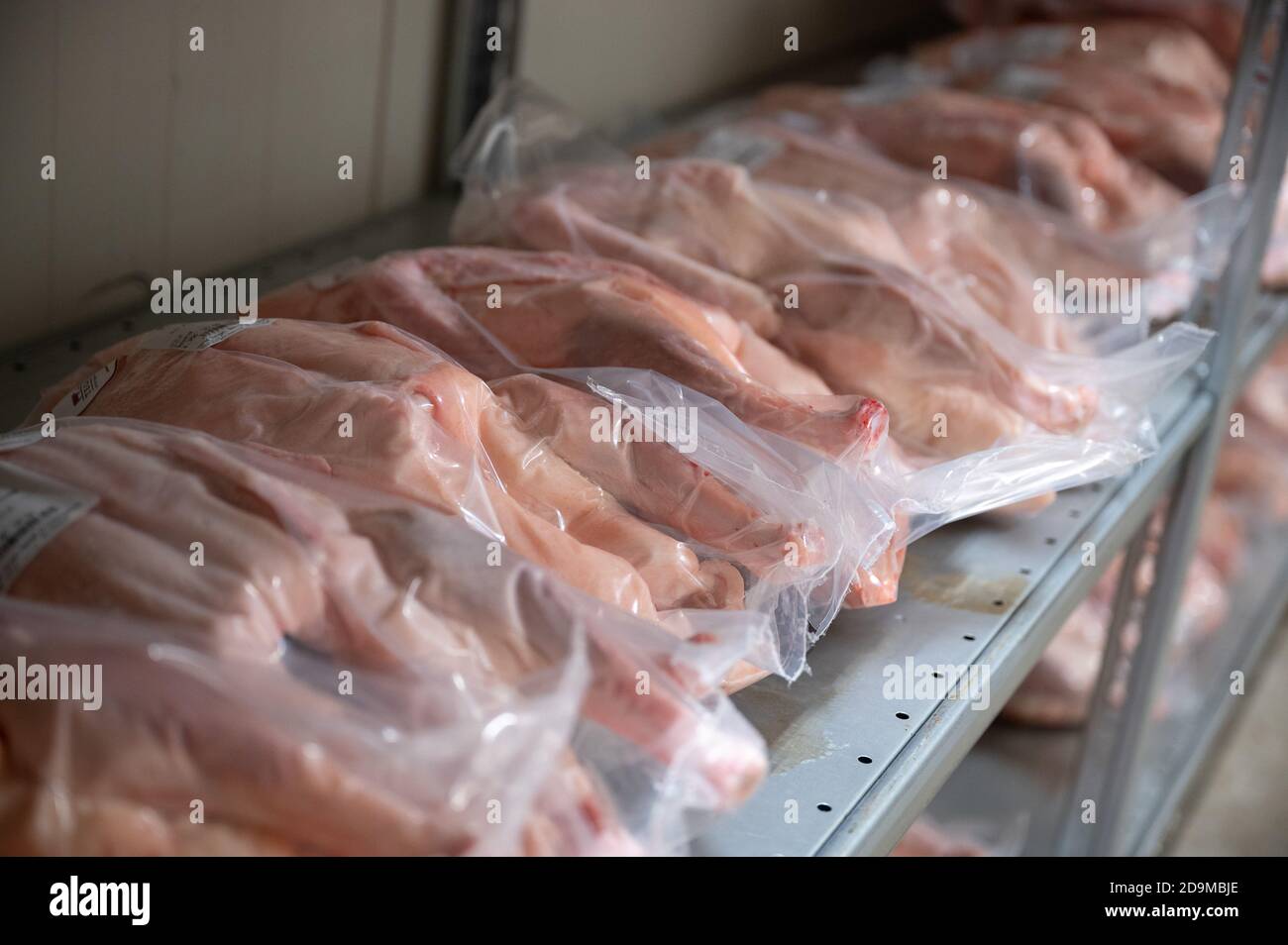 Stoccarda, Germania. 06 novembre 2020. Le oche di San Martino appena macellate e confezionate giacciono su un ripiano del Tegerhof. (A dpa 'Goose to go - Corona non dà un rimprovero alle oche di San Martino) credito: Sebastian Gollnow/dpa/Alamy Live News Foto Stock