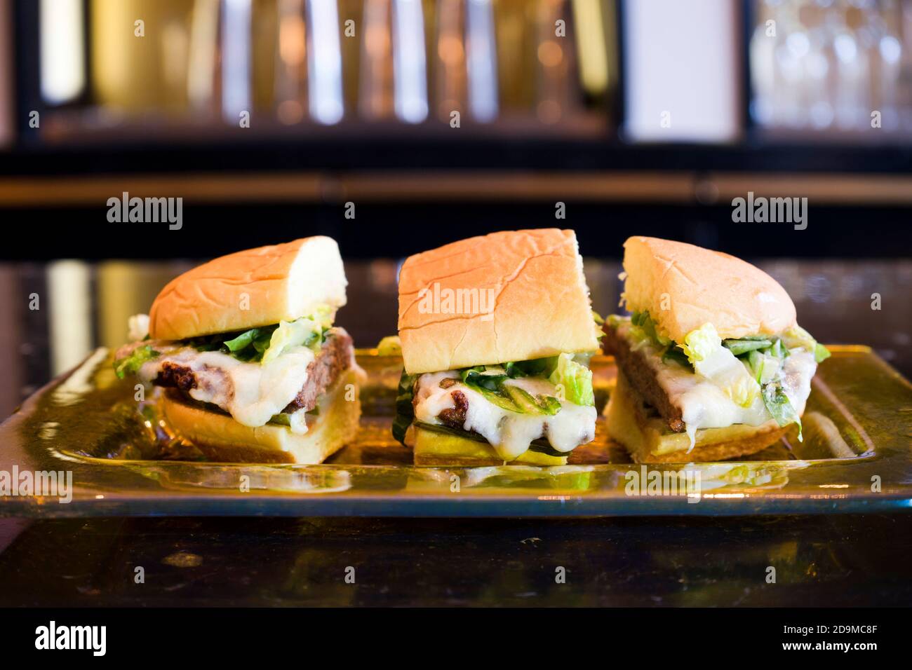 burger servito nel bar ristorante Foto Stock