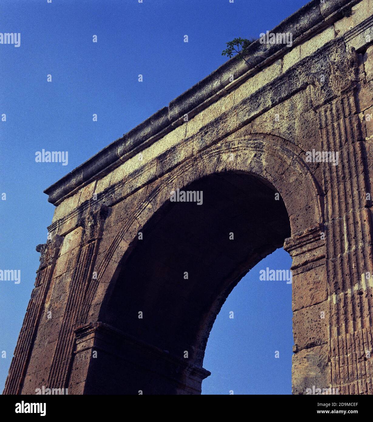 ARCO DE BARA ERIGIDO POR EL GENERAL LUCIO LICINIO SURA ENTRE LOS AÑOS 102 Y 107. POSIZIONE: ARCO DE TRIUNFO. RODA DE BARA. TARRAGONA. SPAGNA. Foto Stock