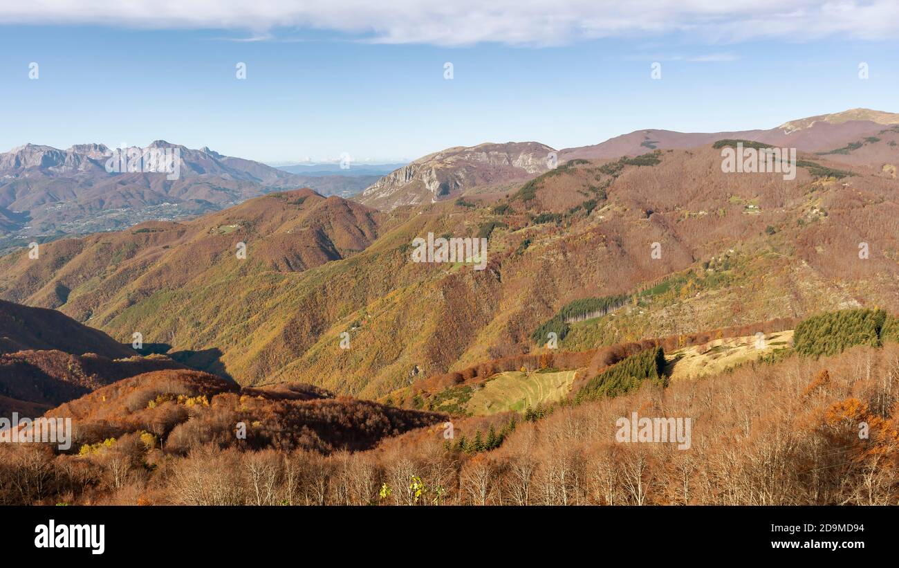Vista panoramica della Garfagnana da San Pellegrino in Alpe, Italia, con i colori tipici della stagione autunnale Foto Stock
