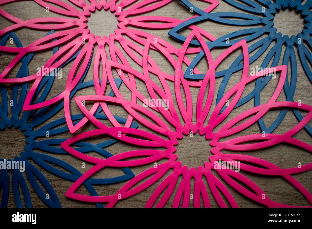 Decorazione di fiori rosa e blu per tavoli a casa Foto Stock