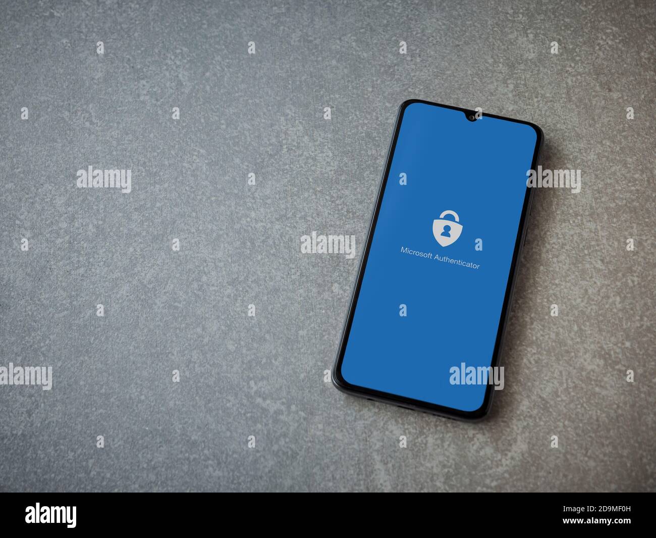LOD, Israele - 8 luglio 2020: Schermata di lancio dell'app Microsoft Authenticator con logo sul display di uno smartphone nero su un backgroun in ceramica Foto Stock